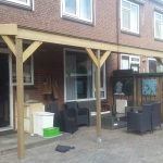 aanbouw veranda aan huis in vurenhout met loungeset