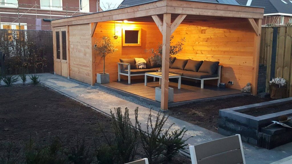 vrijstaande veranda uitgevoerd in Douglas hout met loungeset en tuinverlichting