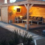 vrijstaande veranda uitgevoerd in Douglas hout met loungeset en tuinverlichting