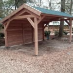 douglas houten kapschuur bouwpakket met groene singels als dakbedekking