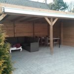 houten tuinoverkapping met loungeset en eetgelegenheid