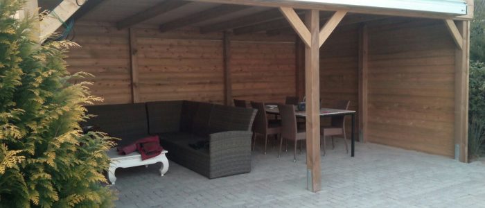 houten tuinoverkapping met loungeset en eetgelegenheid