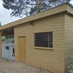Vurenhouten schuur met overkapping voor camper